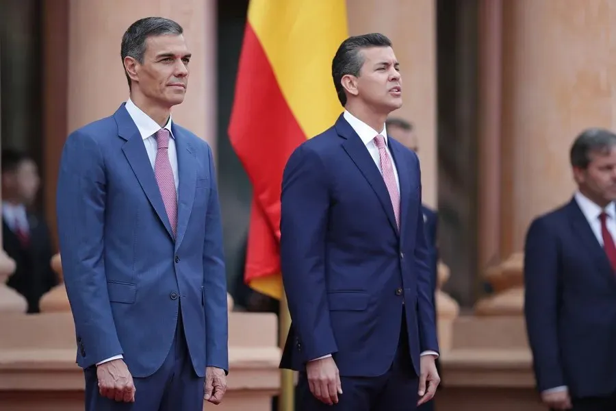 El presidente del Gobierno de España, Pedro Sánchez, y el presidente de Paraguay, Santiago Peña|Foto: EFE/Juan Pablo Pin