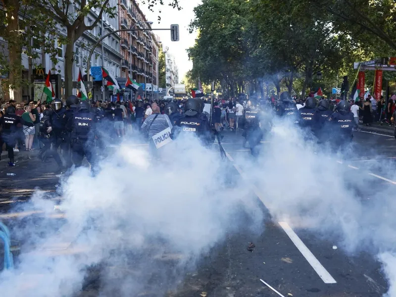 Manifestantes propalestinos cortan el recorrido de los ciclistas en Madrid|Foto: EFE/Rodrigo Jiménez Disturbios en el cierre de La Vuelta: 22 policías heridos, dos detenidos y tensión política

