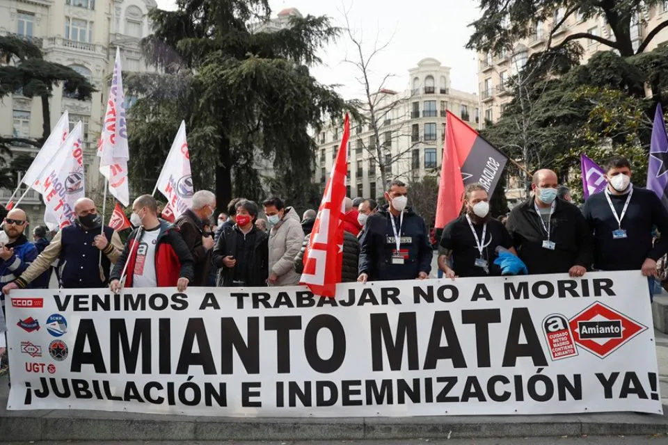 Concentración del comité de empresa de Metro de Madrid- Víctimas por amianto - EFE/Mariscal