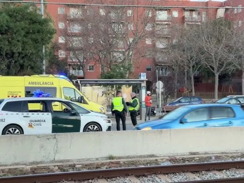 arbol-caido-en-una-calle-de-cataluña-por-fuerte-viento|Foto: Europa Press  El temporal de viento en Cataluña deja un herido grave en Sant Boi de Llobregat y daños estructurales en hospitales. Protección Civil mantiene la alerta por rachas extremas
