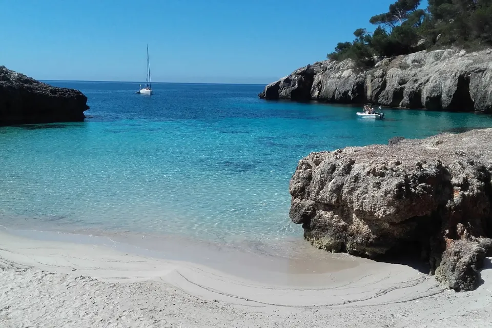 Buceo en Baleares: descubre las rutas para explorar cetáceos y cuevas ocultas