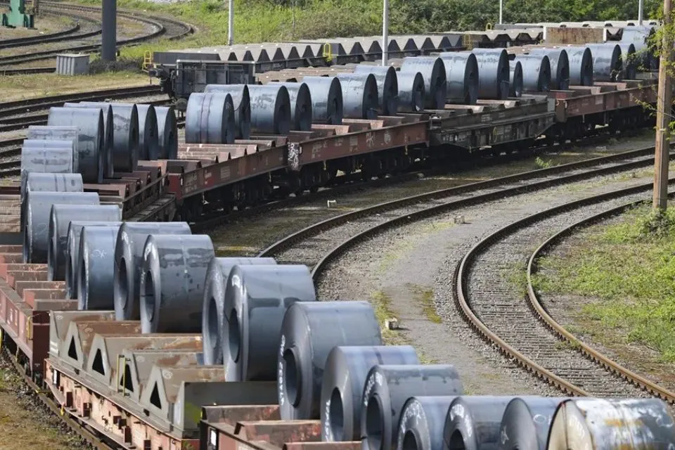 Vagones que transportan acero|Foto: EFE/Christopher Neundorf EEUU duplica los aranceles al acero y al aluminio 

