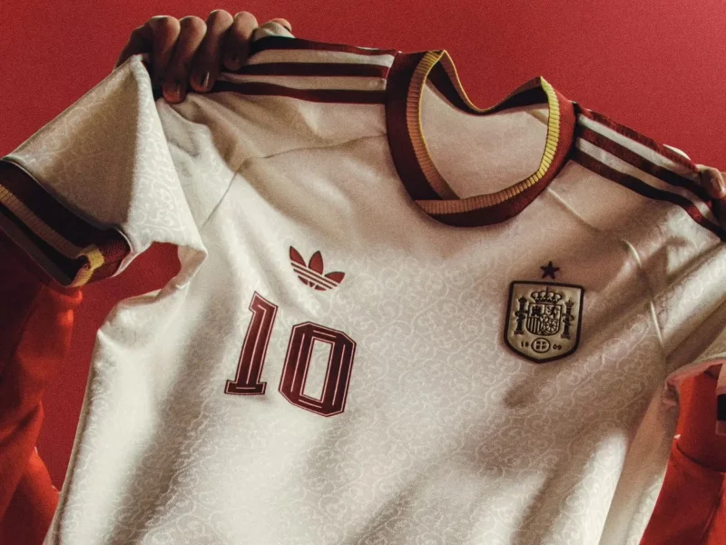 nueva-segunda-camiseta-espana-mundial-2026-adidas-blanco-dorado|Foto: GQ