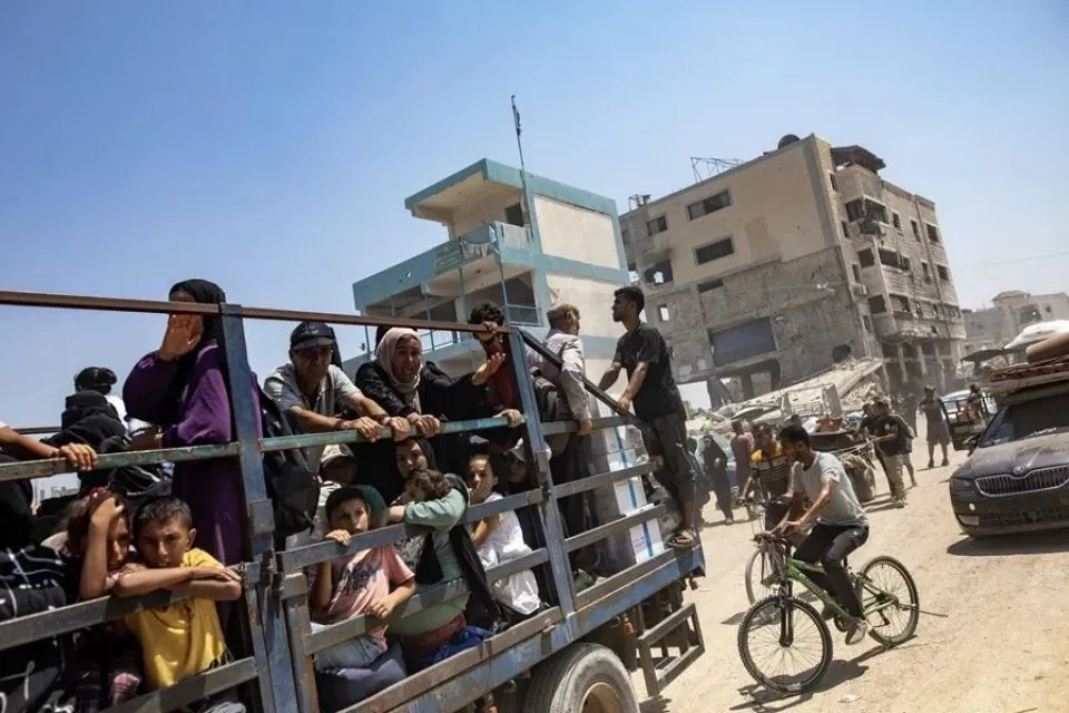 Palestinos huyen de Jan Yunis tras una orden de evacuación del ejército israelí|Foto: EFE/EPA/Haitham Imad