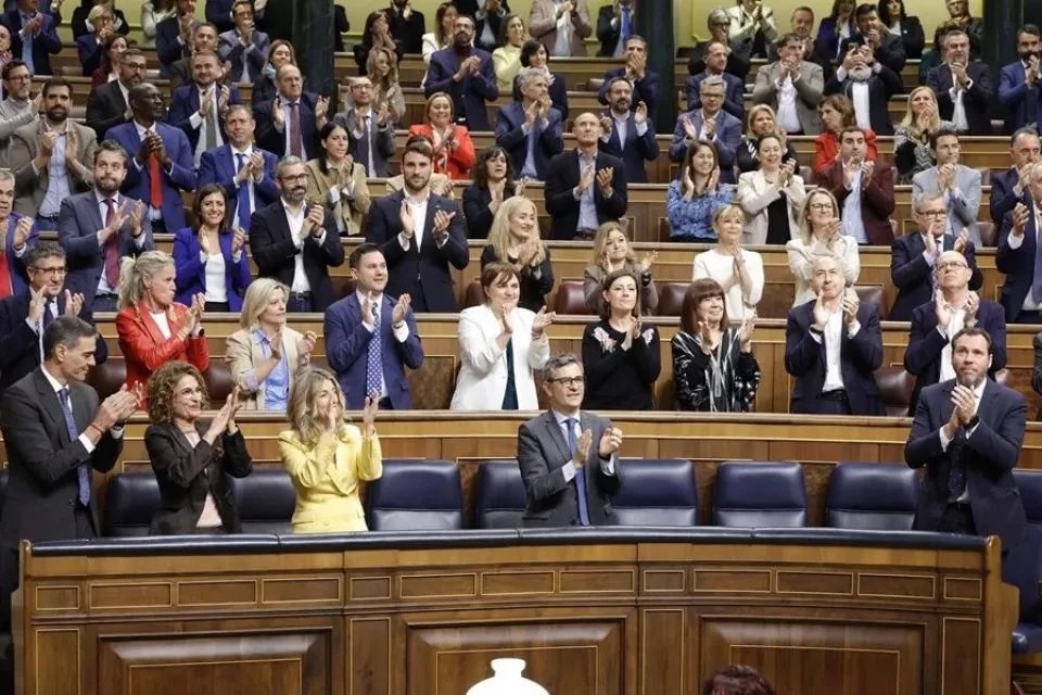 Bancada socialista aplaudiendo durante el pleno de este jueves en el Congreso|Foto: EFE/Zipi Aragón