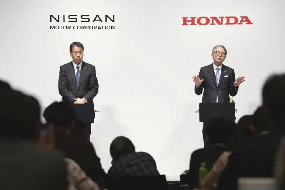 Makoto Uchida, presidente y CEO de Nissan Motor-Toshihiro Mibe, presidente y CEO de Honda Motor ABC/Reuters