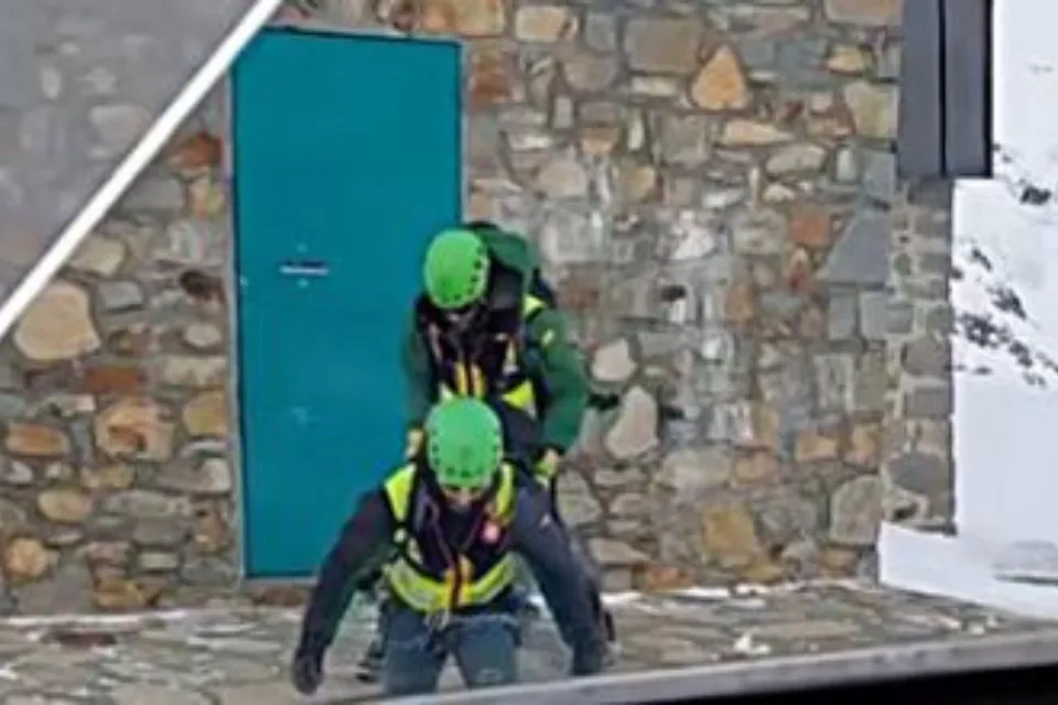 Efectivos del GREIM de Boltaña - búsqueda de excursionistas- vertiente francesa de los Pirineos - La Vanguardia/GREIM