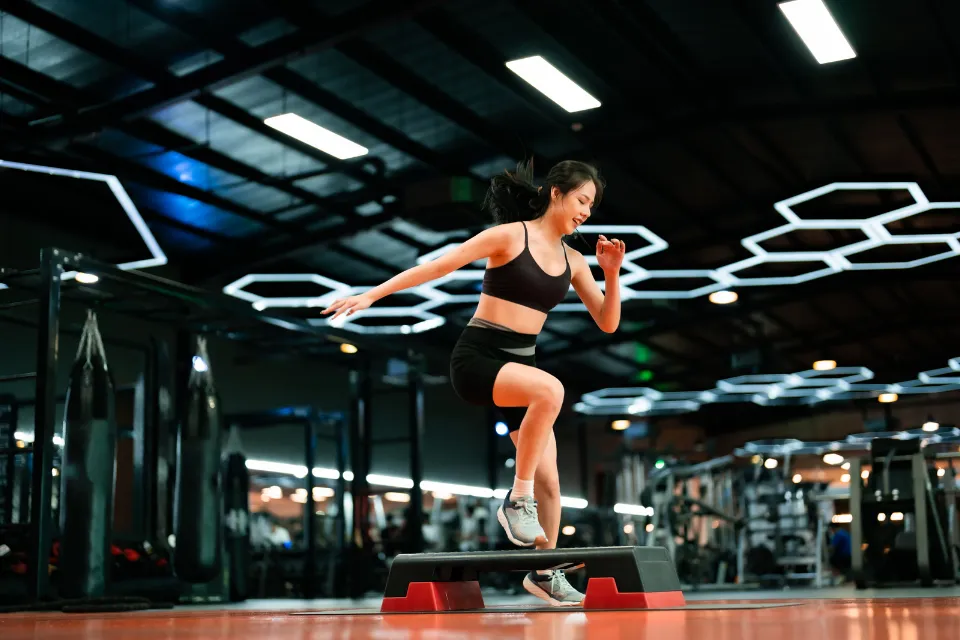 Ejercicio activo - mujer - entrenar - gimnasio