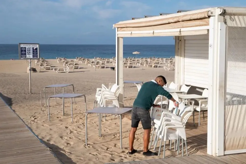 Un camarero en la playa de Morro Jable, en Fuerteventura|Foto: EFE/Carlos de Saá