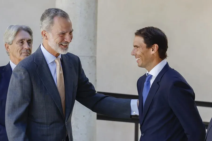 El rey Felipe VI saluda al tenista Rafael Nadal|Foto: EFE/J.J.Guillen El Rey concede sus seis primeros títulos nobiliarios