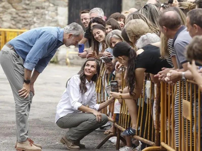 Los reyes Felipe Vi y Letizia visitan San Martin de Castañeda (Zamora)|Foto: EFE/Mariam A. Montesinos