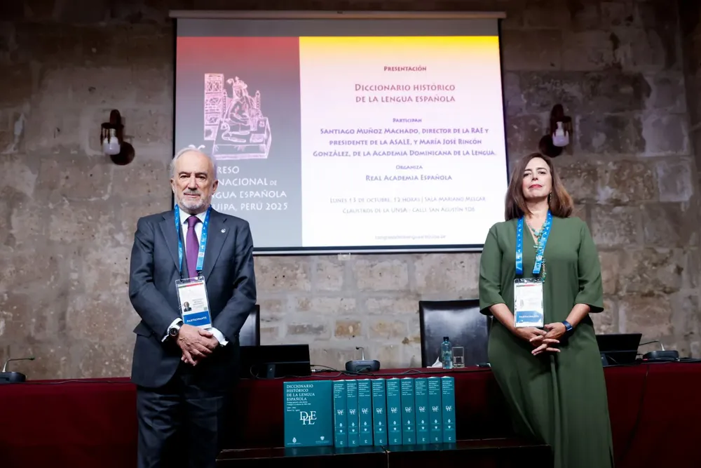 Santiago Muñoz Machado y María José Rincón con el Diccionario Histórico de la RAE|Foto: ANDINA/Luis Iparraguirre