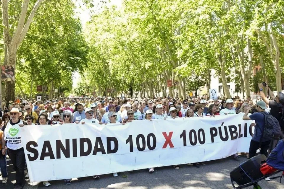 Manifestación del colectivo Vecinas y Vecinos de los Barrios de Madrid por la sanidad pública|Foto: EFE/Víctor Lerena