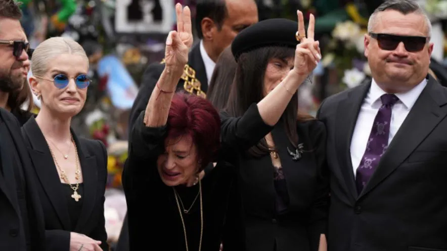 Kelly y Sharon Osbourne en el funeral del líder de Ozzy Osbourne. Foto: Oannis Alexopoulos y Anadolu / Getty Images Miles de fans llenan las calles en un histórico cortejo fúnebre que recorre los lugares emblemáticos de la vida del legendario músico Ozzy Osbourne
