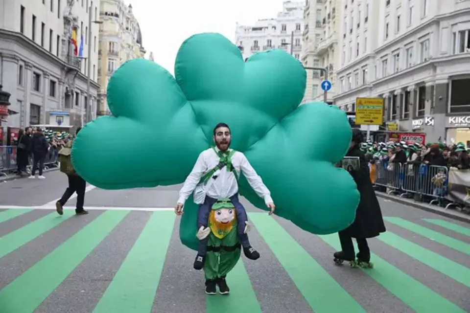 III Desfile de San Patricio de Madrid|Foto: Europa Press Jesús Hellín San Patricio 2025: origen y el motivo por el que Chicago tiñe su río de verde
