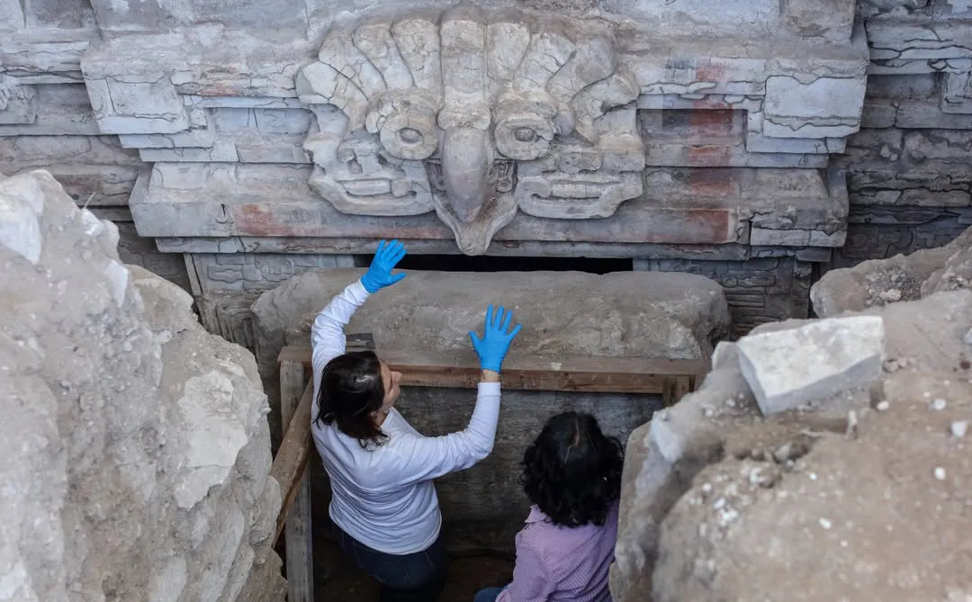 Entrada de la "Tumba 10 de Huitzo" decorada con un búho labrado en piedra | Foto: INAH