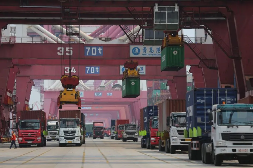 Actividad en el puerto comercial de Qingdao, en la provincia china de Shandong, en una imagen de archivo. EFE/Wu Hong