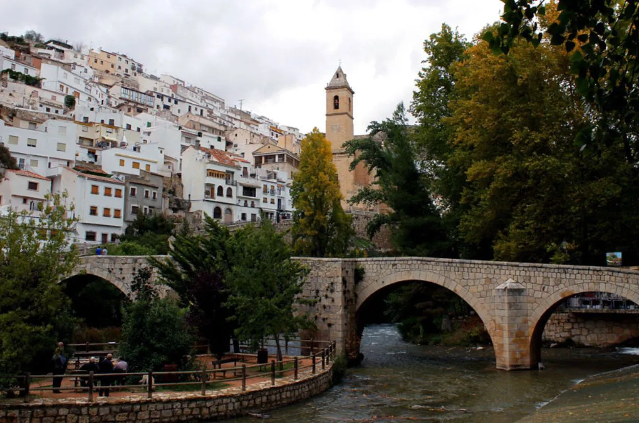 vistas-al-puente-de-alcala-del-ju-car-foto-turismo-ayuntamiento-de-alcala-del-ju-car