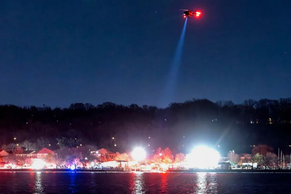 Los equipos de rescate buscan en el río Potomac tras el siniestro- Washington - EEUU- Foto: EFE/EPA/Jim Lo Scalzo
