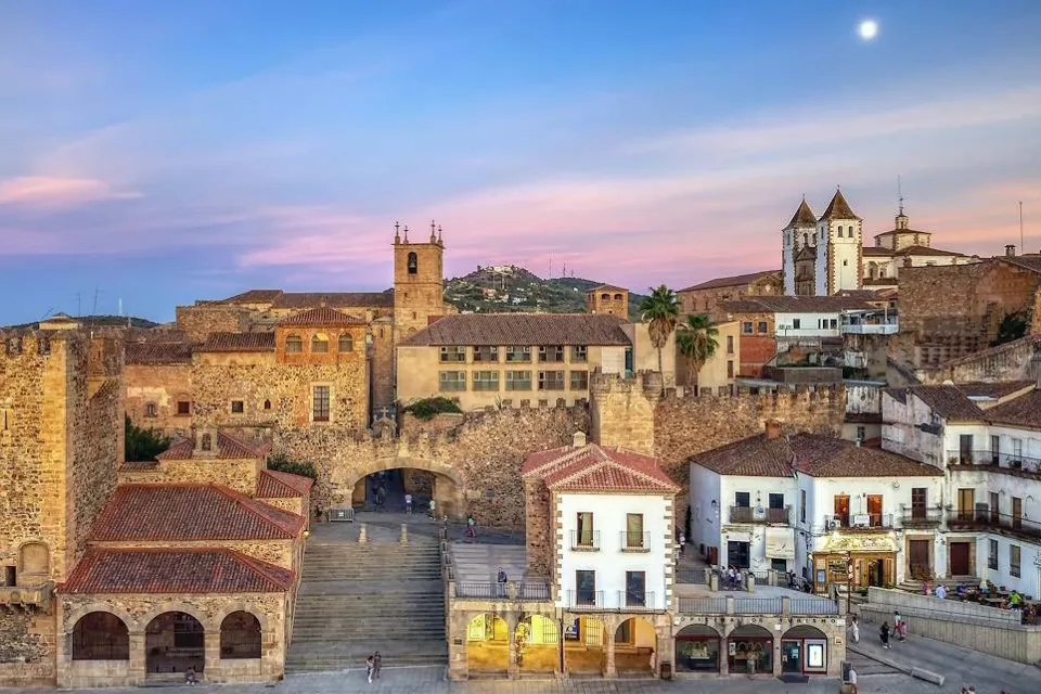 Plaza Mayor de Cáceres al atardecer / Istock