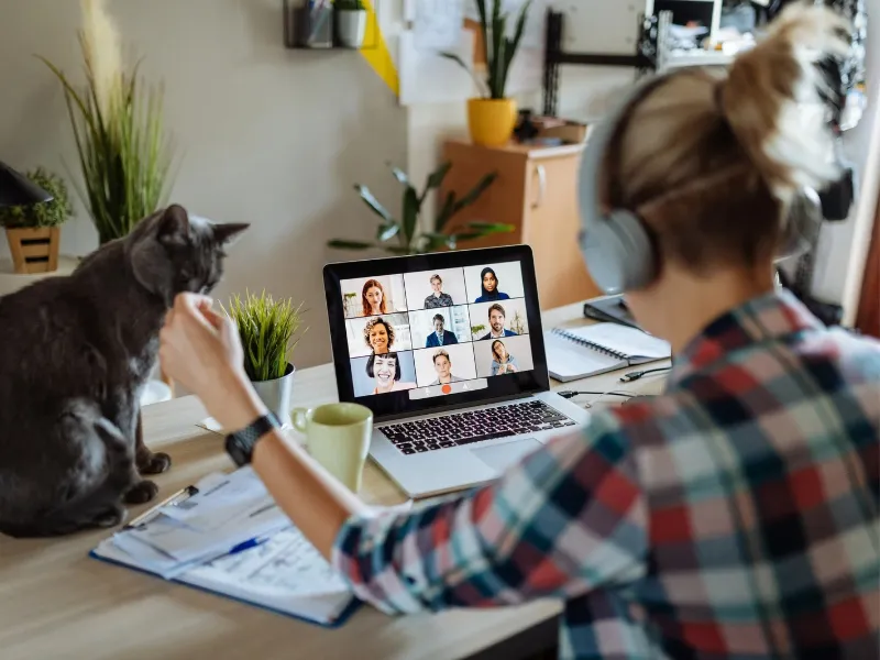 Trabajo híbrido se impone con flexibilidad laboral y conexión humana, según informe