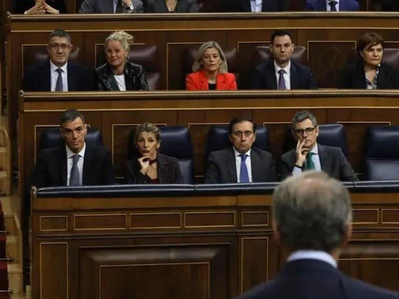 congreso-diputados-votacion-decreto-pensiones-derogado-2026|Foto: EFE/J.J. Guillén El Congreso deroga el decreto de pensiones y desahucios tras el 'no' de Junts y el PP, pero salva las bonificaciones al transporte público para 2026