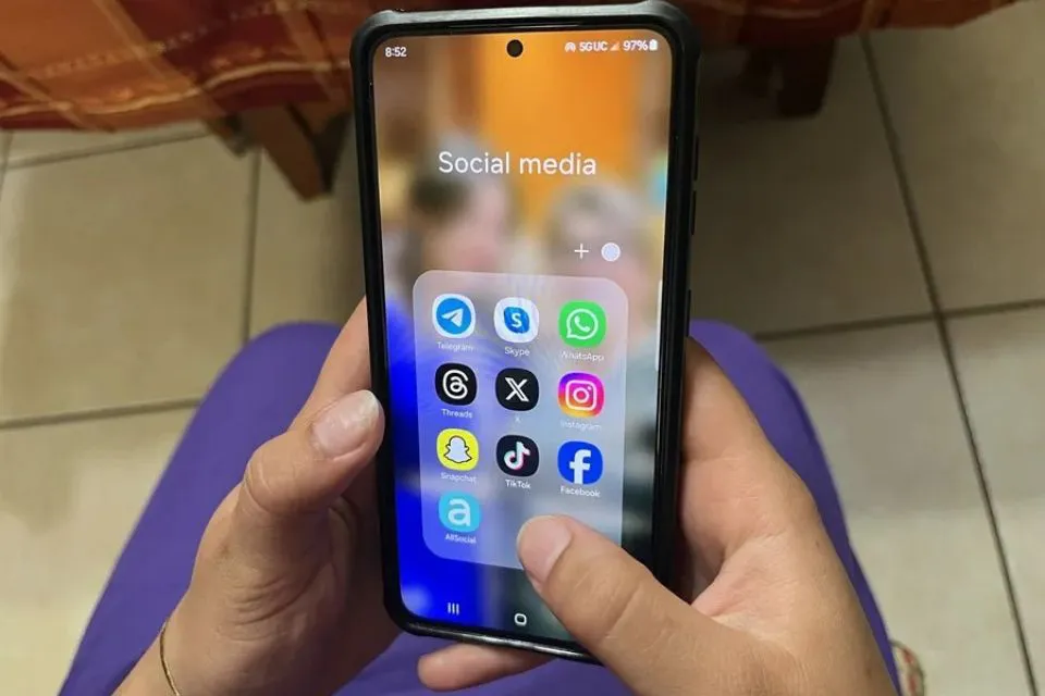 España, Francia y Grecia proponen fijar una edad mínima en la UE para acceder a redes sociales|Foto: EFE/Latif Kassidi España, Francia y Grecia proponen fijar una edad mínima en la UE para acceder a redes sociales

