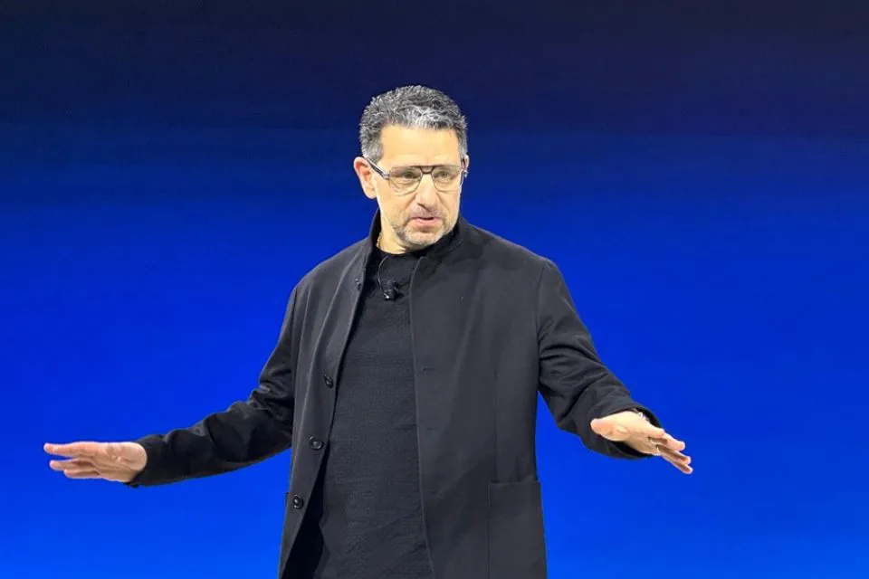 Panos Panay presenta la nueva Alexa de Amazon|Foto EFE Sarah Yáñez-Richards Amazon lanza una nueva Alexa con «personalidad» que usa inteligencia artificial (IA)