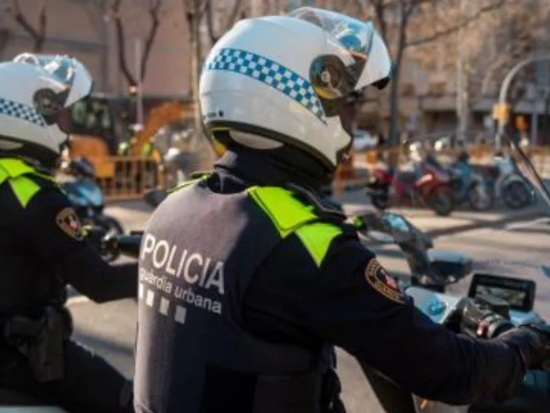 barcelona-multas-sin-camiseta-2026|Foto: Mundo Deportivo/Ajuntament de Barcelona El Ajuntament de Barcelona endurece la Ordenanza de Civismo: desde febrero de 2026 se sancionará con hasta 500 € a quienes transiten sin camiseta fuera de playas y espacios deportivos