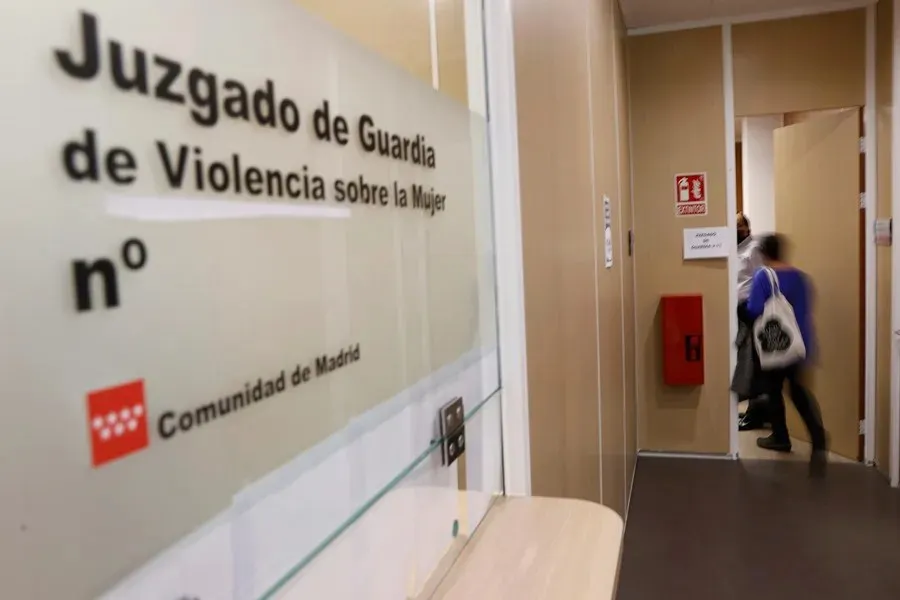 Acceso a un juzgado de Violencia contra la Mujer en Madrid|Foto: EFE/Juan Carlos Hidalgo Alertan del «colapso judicial en violencia de género»

