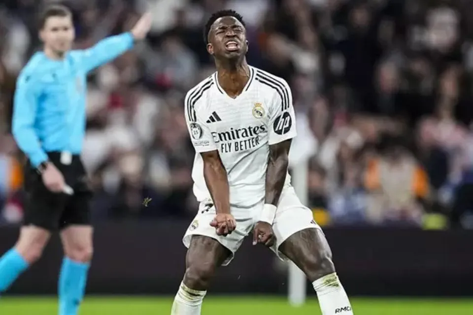 El jugador del Real Madrid Vinícius Júnior|Foto: Europa Press/Oscar J. Barroso/AFP7  El Real Madrid dice adiós a la Champions tras caer ante el Arsenal 
 