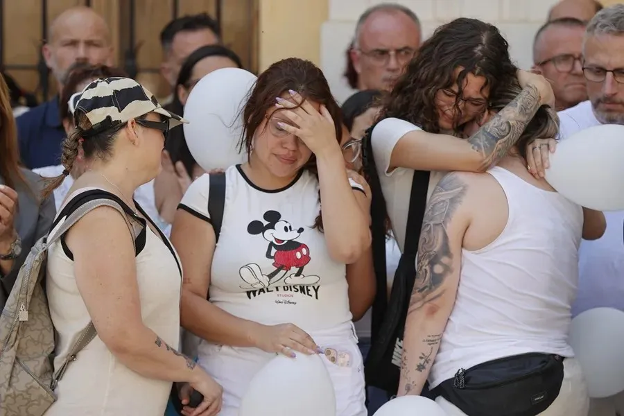 Amigas de las victimas de violencia machista de Algemesí|Foto: EFE/Manuel Bruque El Ministerio del Interior refuerza la protección a las víctimas de violencia machista en los meses de verano
