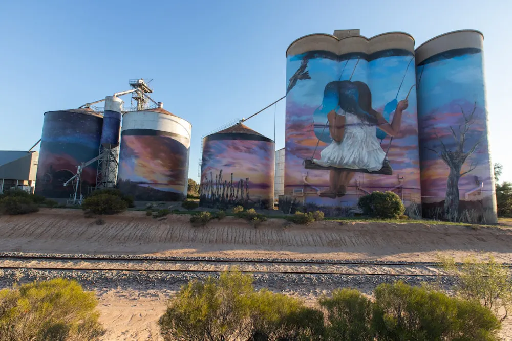 photo-1594057373774-608367db0e05