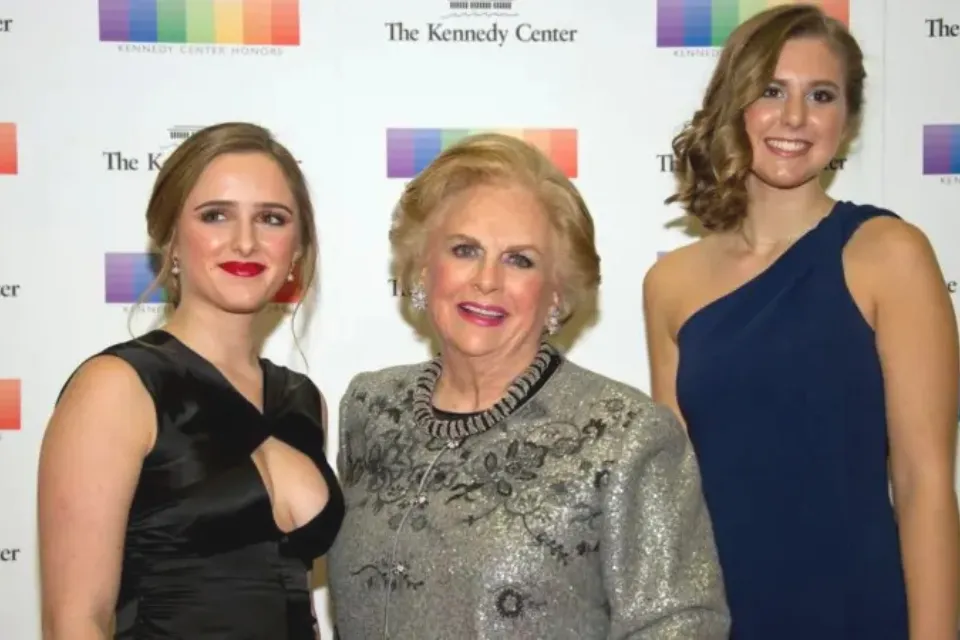Jacqueline Mars (en el centro) y sus nietas, Graysen Airth y Katherine Burgstahler Foto: BBC Mundo/Getty Images Jacqueline Mars (en el centro) y sus nietas, Graysen Airth y Katherine Burgstahler Foto: BBC Mundo/Getty Images