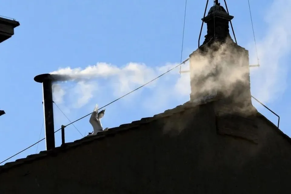 Humo blanco sale de la chimenea de la Capilla Sixtina, elegido nuevo Papa|Foto: EFE/EPA/Ettore Ferrari