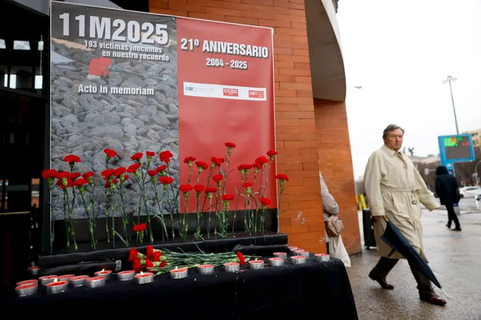 Flores y velas en memoria de las víctimas del atentado del 11M en 2004|Foto: EFE Mariscal Homenaje a las víctimas del 11M en Madrid: vigésimo primer aniversario del atentado