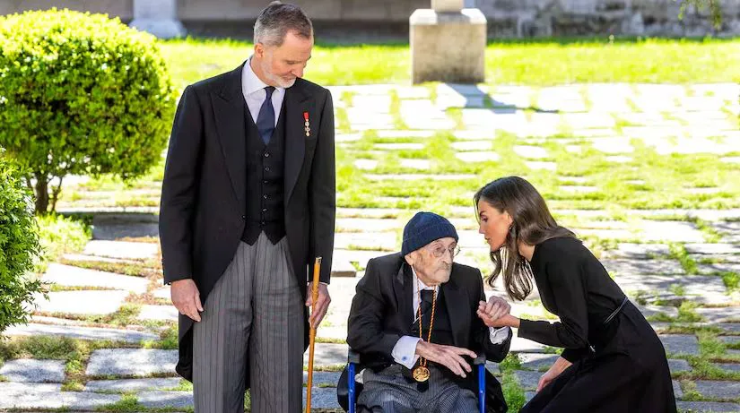 Álvaro Pombo acompañado del Rey Felipe VI y la Reina Letizia tras recibir el Premio Cervantes 2024 |Foto: El País / Cl