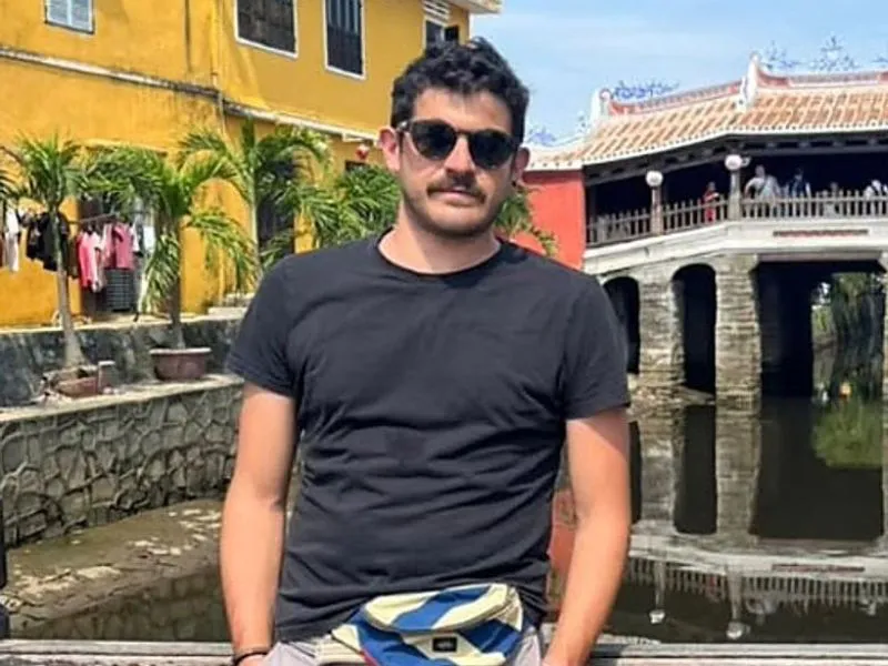 alexis-ortega-actor-doblaje-spider-man-fallecimiento-causas-desconocidas|Foto: Redes Muere Alexis Ortega, actor de doblaje de Tom Holland en Spider-Man y actor en La casa de las flores. Repaso de su legado y el misterio de su fallecimiento