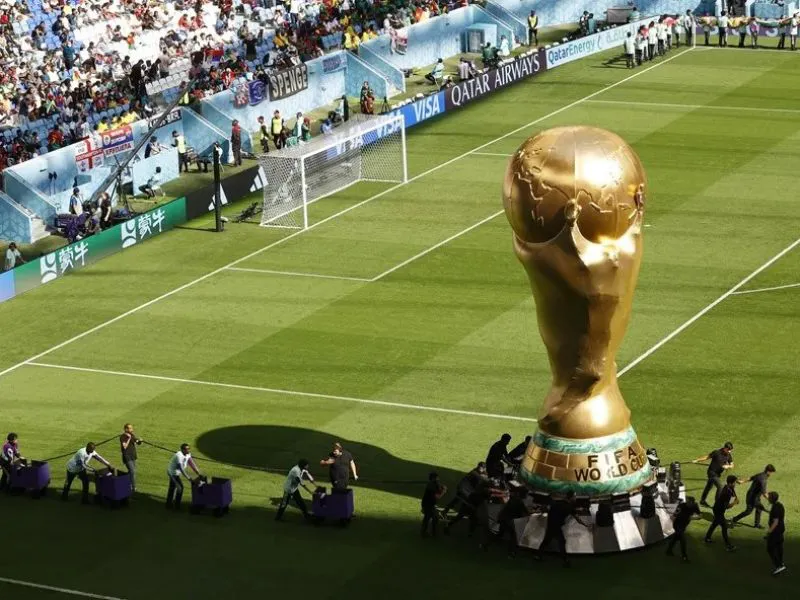 El trofeo gigante de la Copa del Mundo|Foto: EFE/EPA/Rolex dela Pena La FIFA fija el precio máximo de entradas para el Mundial 2026 en 6.730 dólares. Preventa exclusiva con Visa desde el 10 de septiembre