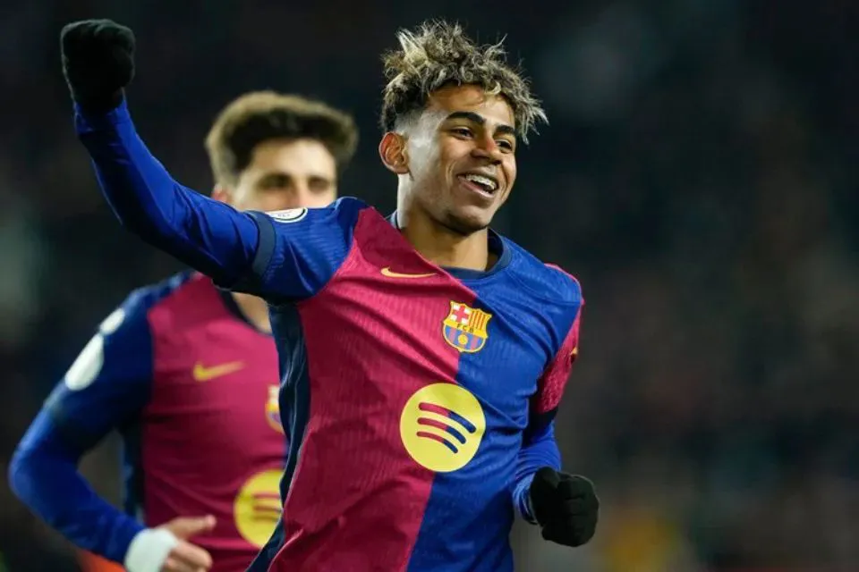 El delantero del Barcelona Lamine Yamal celebra tras marcar el quinto gol ante el Betis|Foto: EFE/Alejandro García