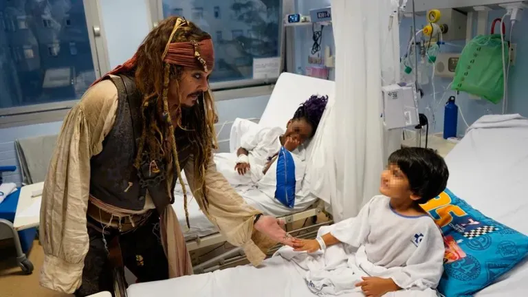 Jack Sparrow - Johnny Depp en el Hospital de San Sebastián EFE-Irekia