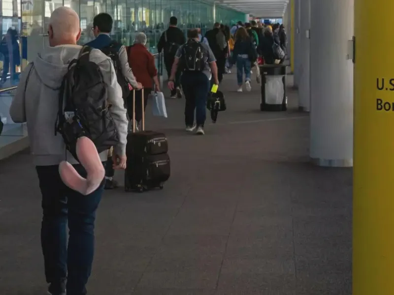 turistas-eeuu-redes-sociales-esta|Foto: El Diario.es/Nicolas Economou/NurPhoto/Getty Images La Administración Trump planea que los turistas que viajen a EEUU entreguen sus cuentas de redes sociales de los últimos cinco años