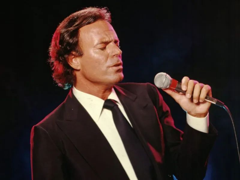 julio-iglesias-investigacion-juridica-penas-prision-internacional|Foto: Harry Langdon/Getty Images Expertos analizan las penas que enfrentaría Julio Iglesias: de 15 años de cárcel en España hasta cadena perpetua en Bahamas por presunta agresión sexual