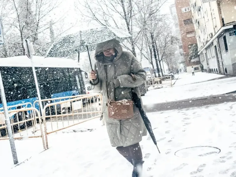 nieve-madrid-borrasca-kristin|Foto: César Vallejo Rodríguez/Europa Press  La borrasca Kristin paraliza Madrid con nieve a 500 metros de altitud y 15 cm de espesor. Consulta cuánto durará el temporal según la Aemet
