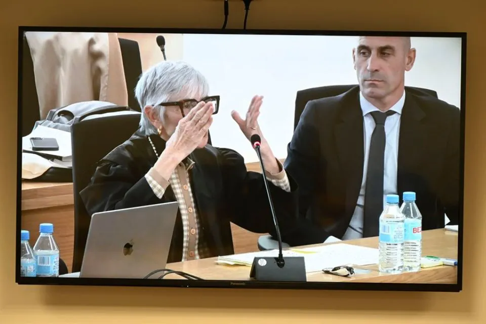 Declaración de Luis Rubiales (d) y su abogada Olga Tubau (i), este jueves. EFE/Fernando Villar