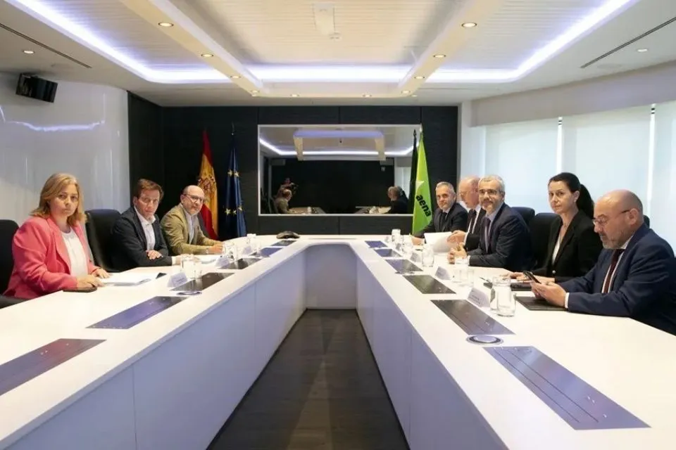 El alcalde de Madrid, José Luis Martínez- Almeida y el presidente de AENA, Maurici Lucena|Foto: EFE/Juan Carlos Sanz Llo