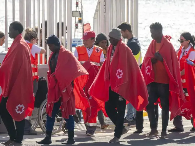 migrantes-haciendo-cola-oficina-extranjeria-espana-regularizacion-2026|Foto: 20minutos Guía sobre la regularización extraordinaria de 500.000 migrantes en España: plazos, requisitos de residencia y documentación necesaria para solicitarla
