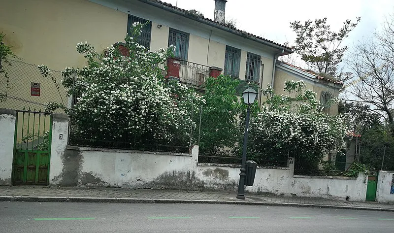 Fachada de Velintonia desde la calle Vicente Alexandre |Nietanigal/Wikimedia Commons La Comunidad de Madrid puja 3,2 millones por Velintonia, la casa de Vicente Aleixandre, en medio de tensión con el Ministerio de Cultura