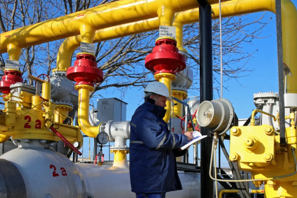 Un trabajador en un punto de la planta de distribución de gas de Chisinau-1 /La Vanguardia/Reuters