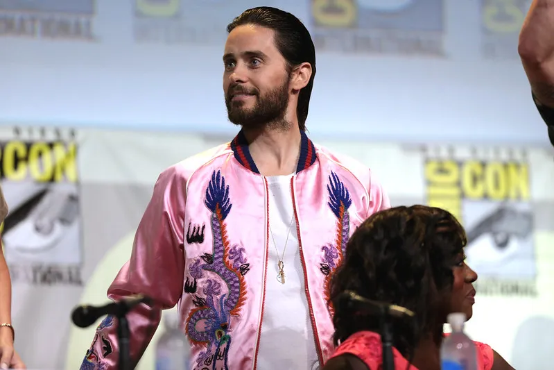 Jared Leto acusado por 9 mujeres de comportamiento sexual inapropiado |Foto: Gage Skidmore / Flickr  Nueve mujeres acusan a Jared Leto de conducta sexual inapropiada, incluyendo interacciones con menores; su representante niega las acusaciones, calificándolas de 